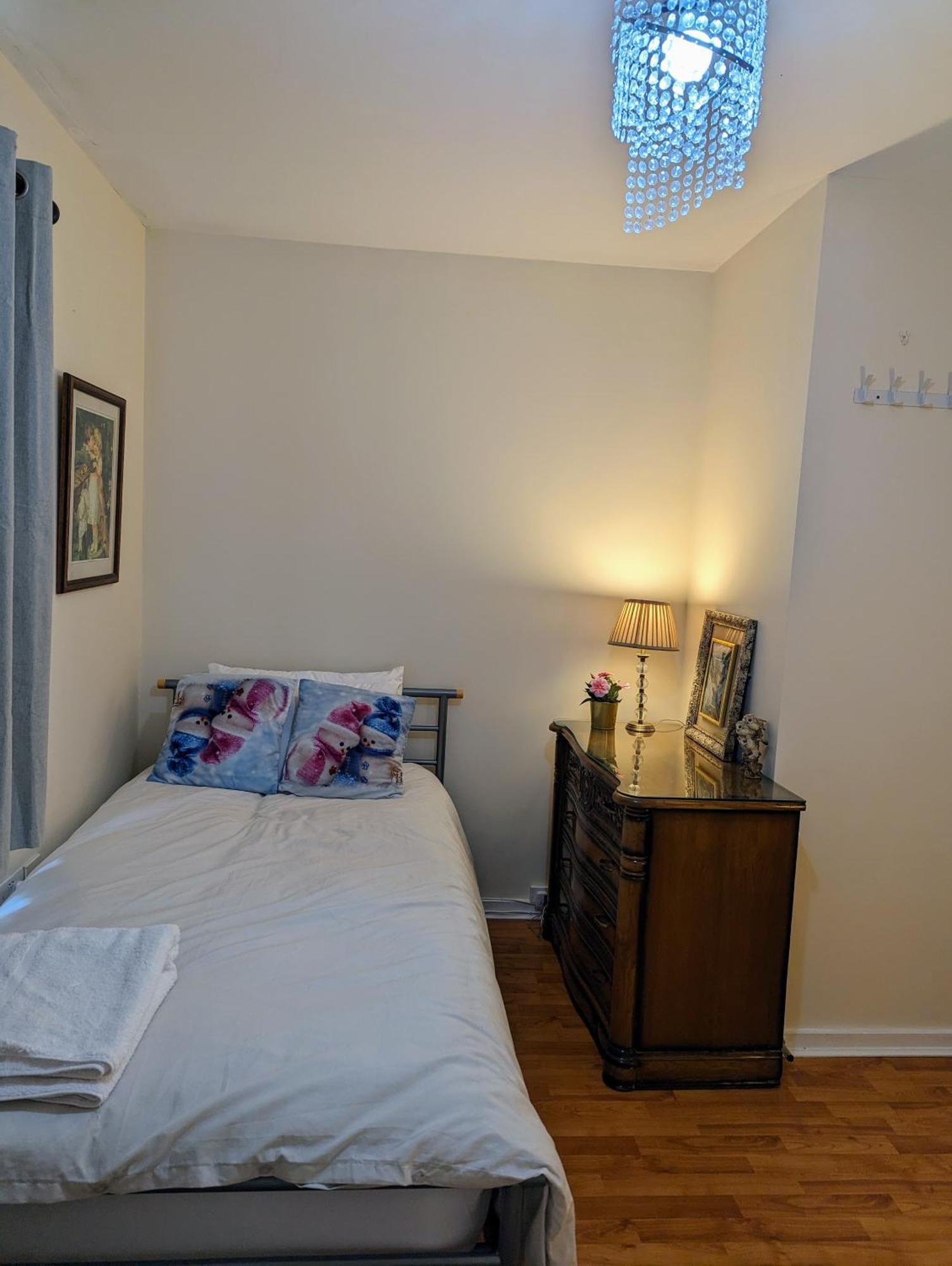 Sherlock's House -moray Entire House Two Bedroom 5 Beds Private Free Parking & Wifi Flat Tv Garden Shops Holiday home Church Gresley