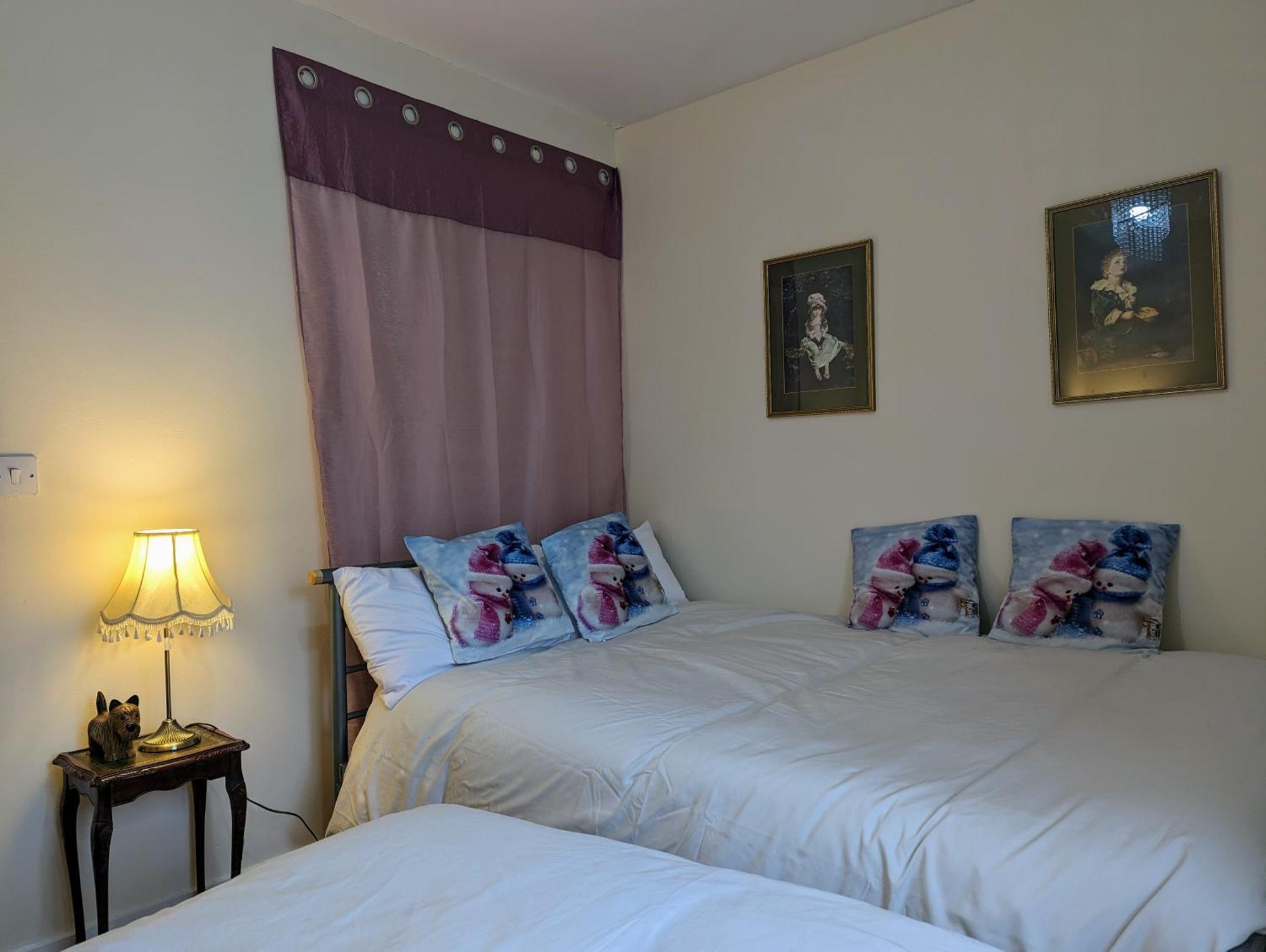 Sherlock's House -moray Entire House Two Bedroom 5 Beds Private Free Parking & Wifi Flat Tv Garden Shops Holiday home