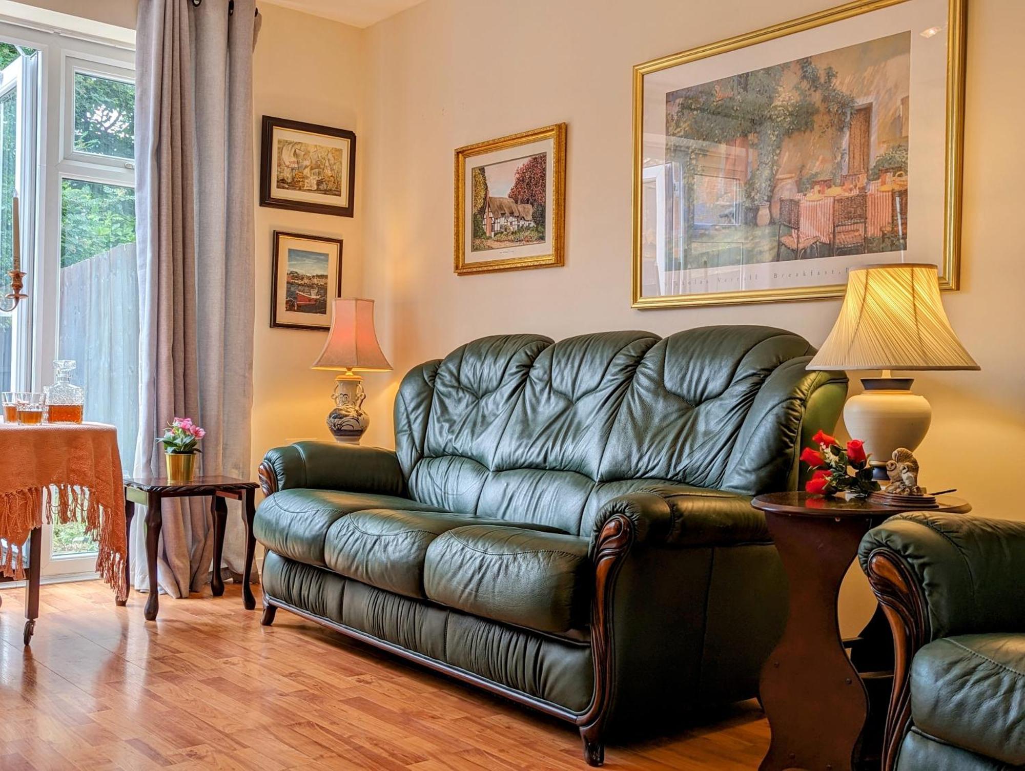 Sherlock's House -moray Entire House Two Bedroom 5 Beds Private Free Parking & Wifi Flat Tv Garden Shops * Church Gresley