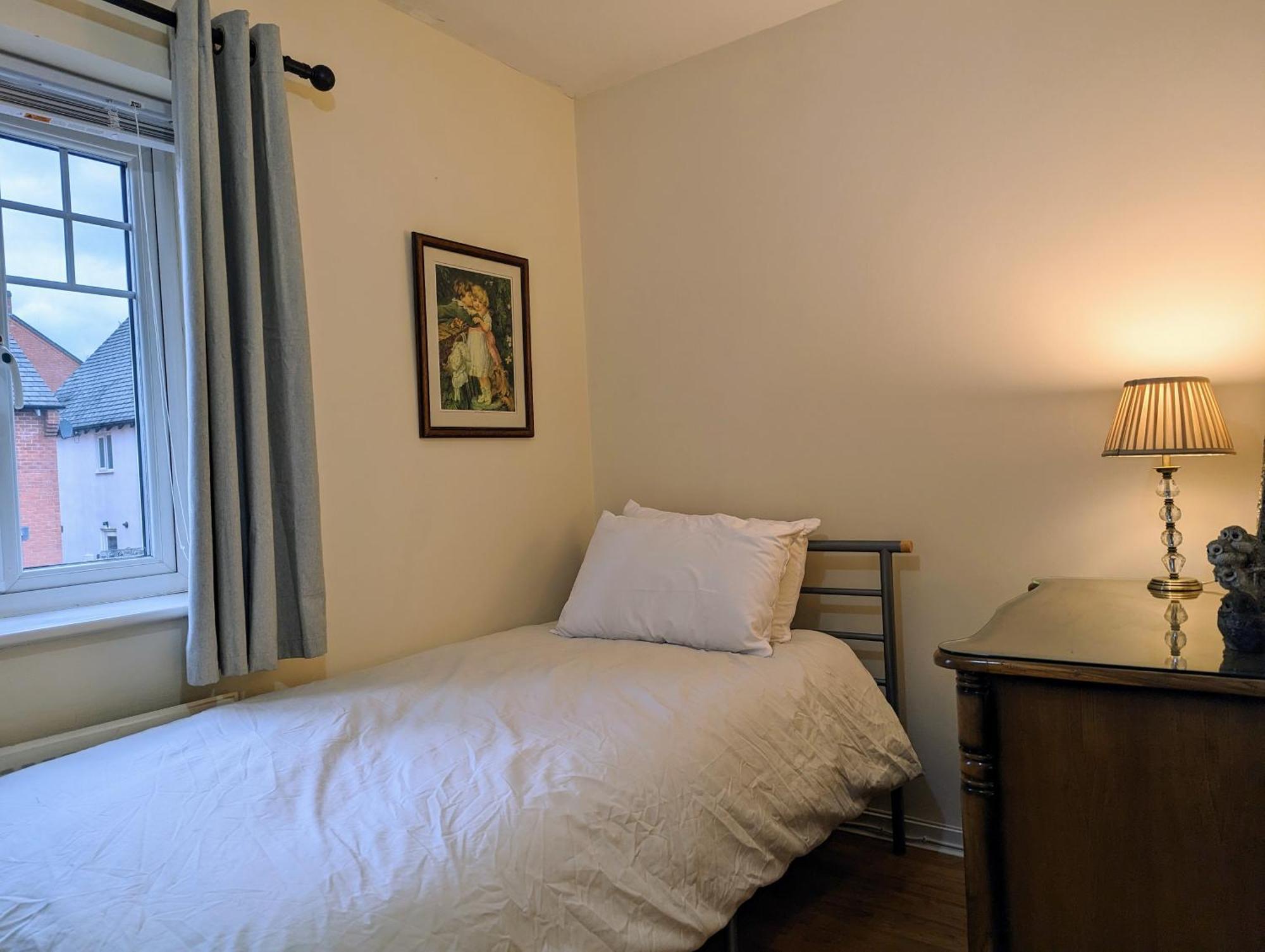 Holiday home Sherlock's House -moray Entire House Two Bedroom 5 Beds Private Free Parking & Wifi Flat Tv Garden Shops *